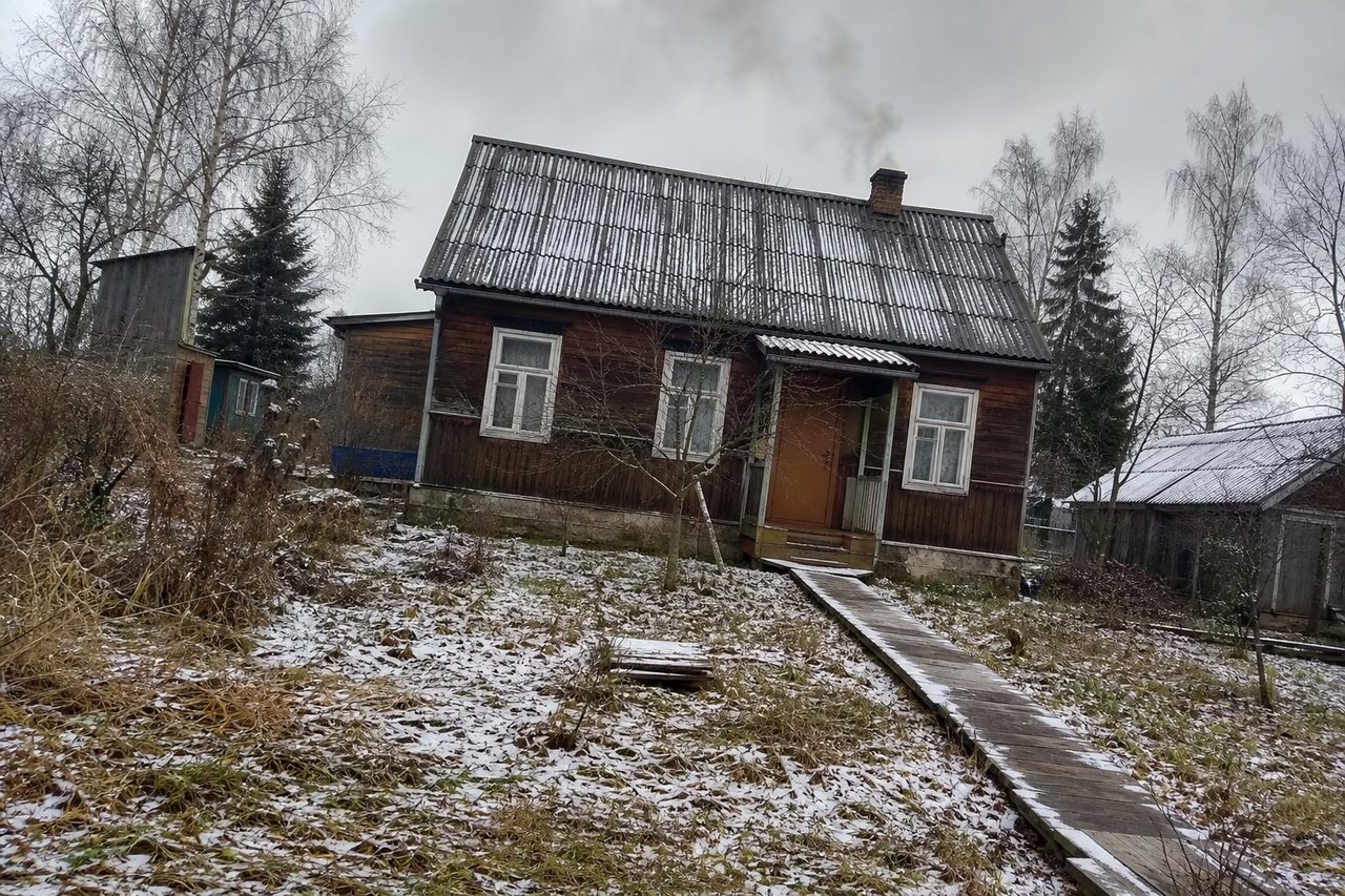 Старый деревянный дом за городом в начале ноября: голые берёзы, мокрая трава с первым снегом, дым из трубы